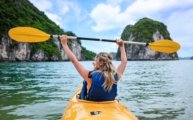 Faire du kayak dans la baie de Lan Ha