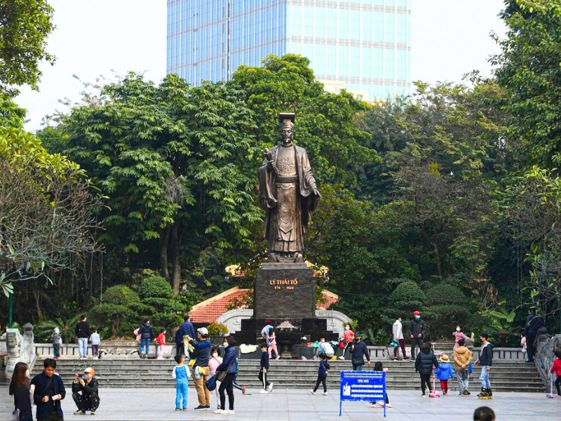 La statue de Ly Thai Tô