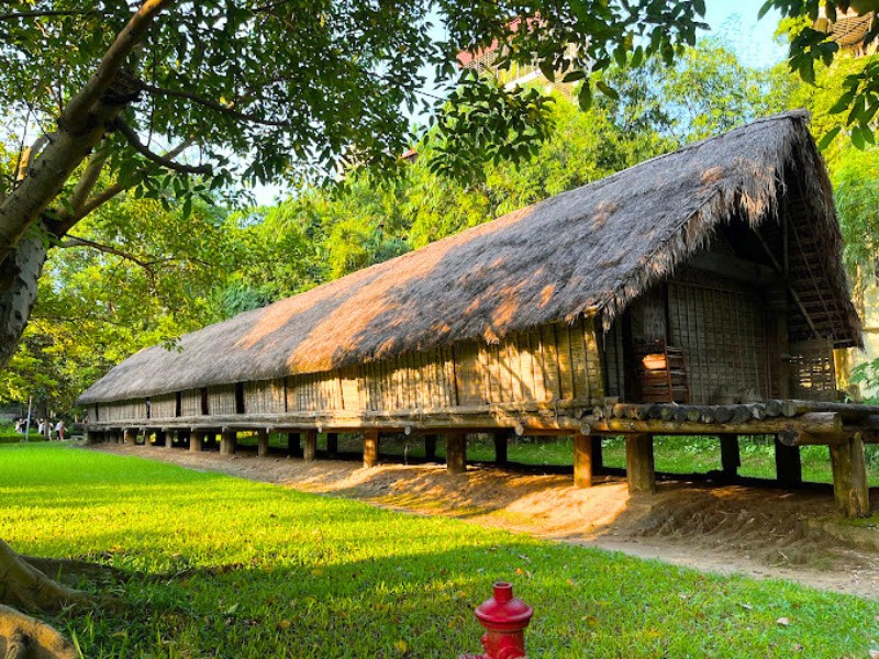 Maison ethnique Ê-đê dans le jardin d’architecture du musée