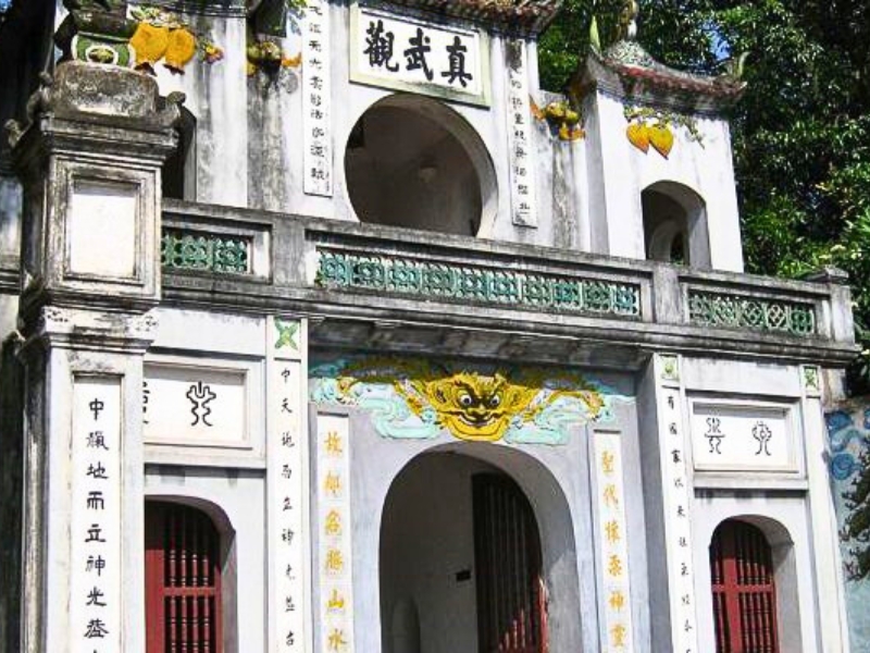 Porte Tam Quan (Porte aux Trois Entrées) du Temple Quan Thanh
