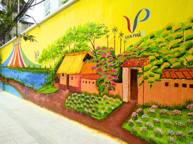 Rue des fresques murales dans le village de soie Van Phuc