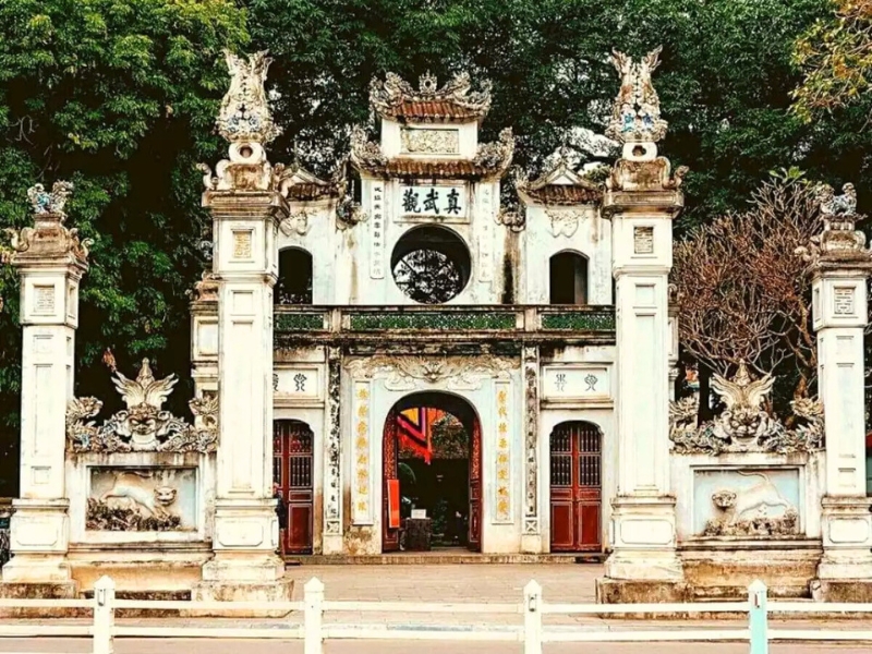 Temple Quan Thanh près de la Pagode Trân Quôc