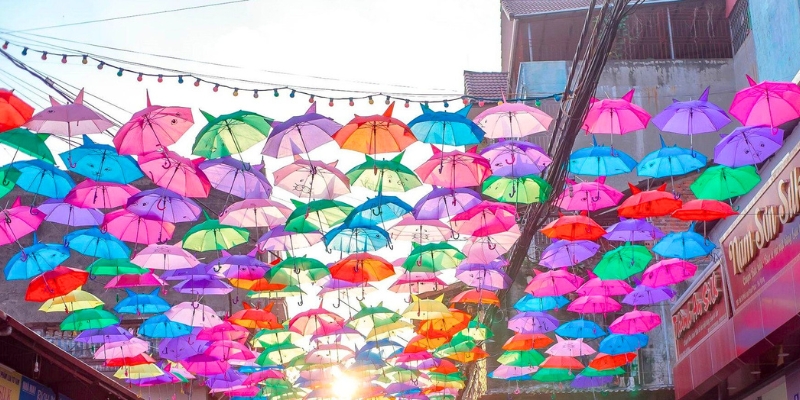 Rue des parapluies colorés