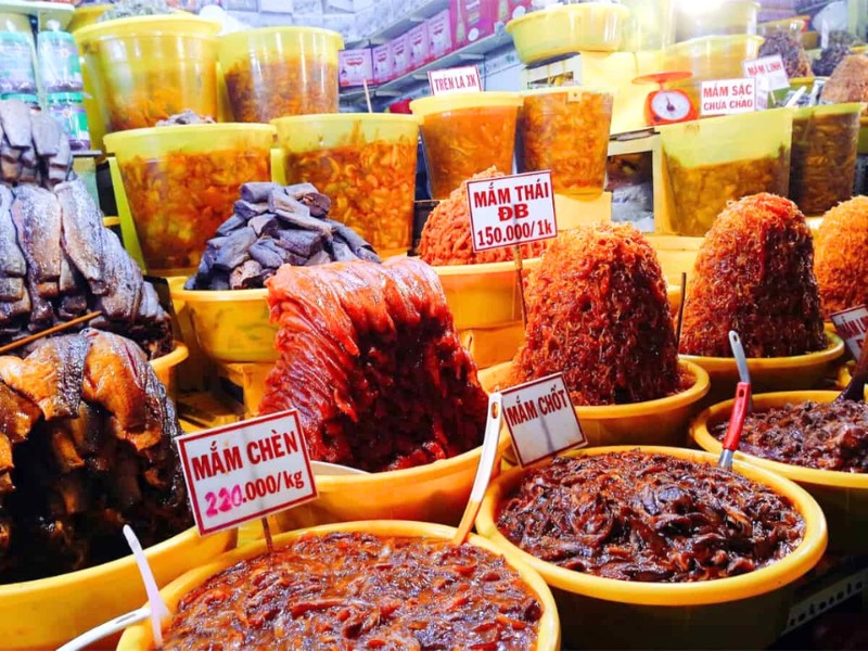 Le marché de Chau Doc est célèbre dans tout le Vietnam pour ses innombrables variétés de Mam