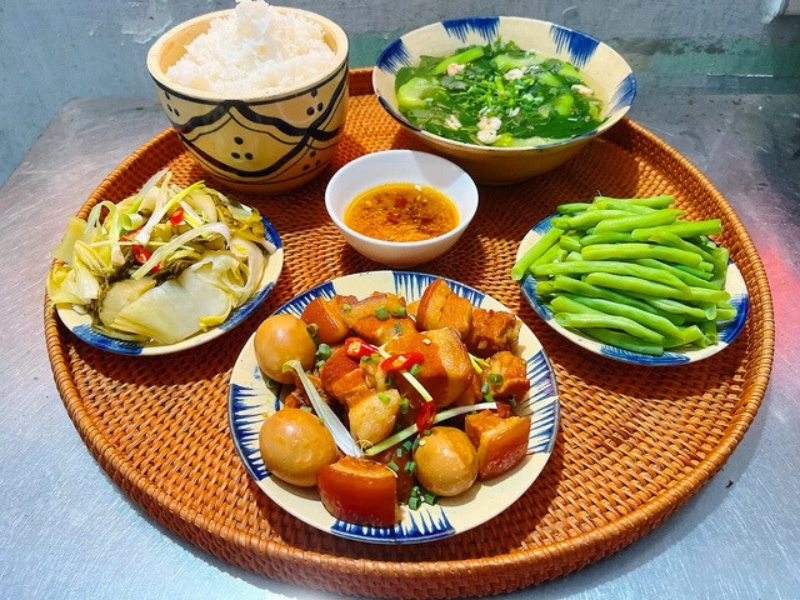 Com trang est indispensable dans chaque repas vietnamien