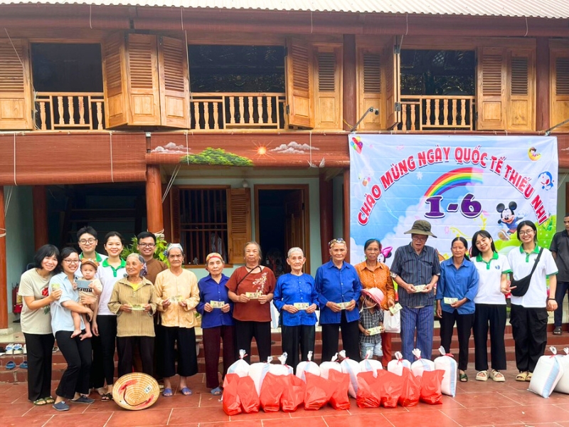 Distribution de cadeaux aux personnes en difficulté et Célébration du 1er juin pour les enfants à Diem Mac, Thai Nguyên