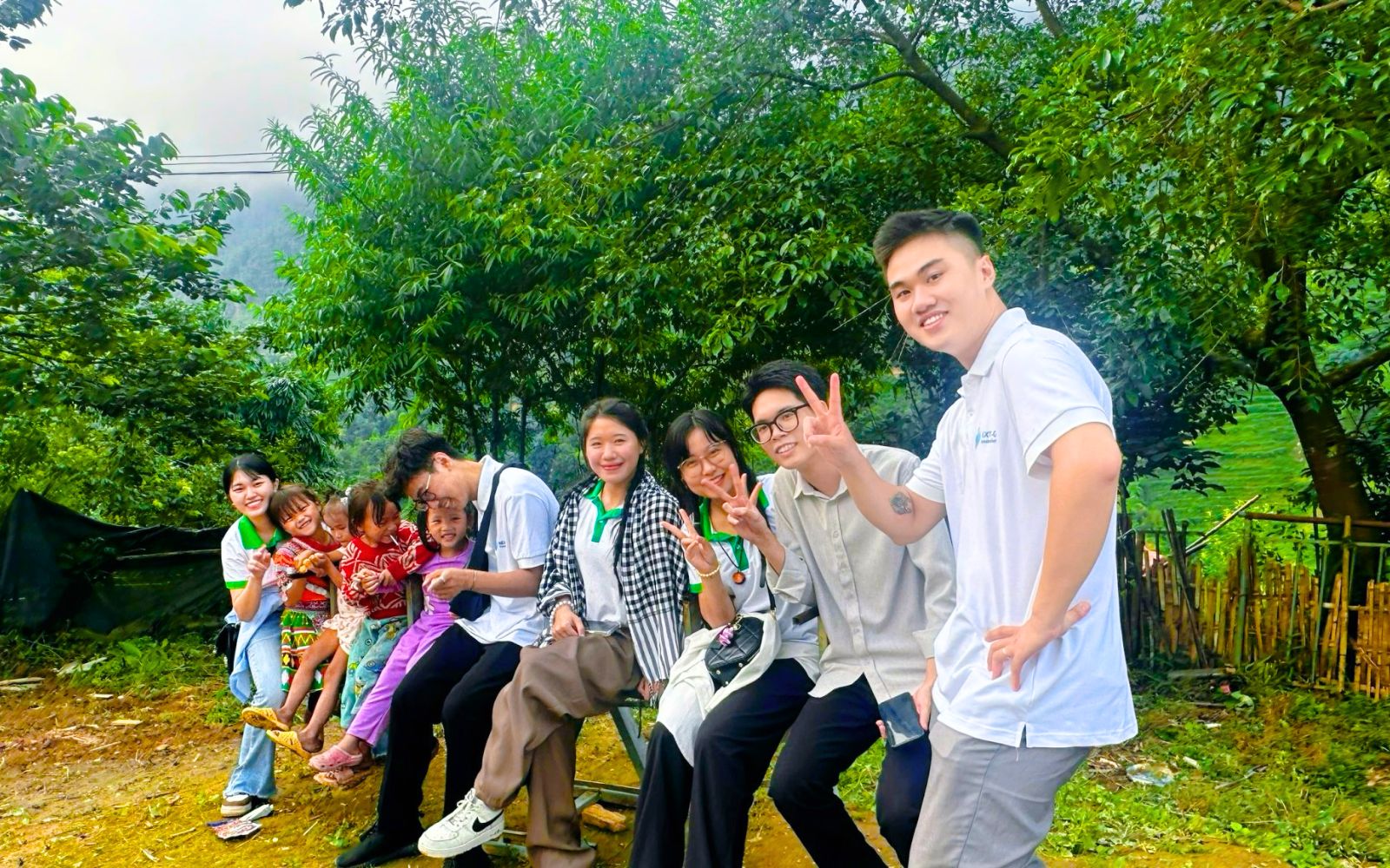 Les employés d’Horizon Vietnam jouent avec les enfants