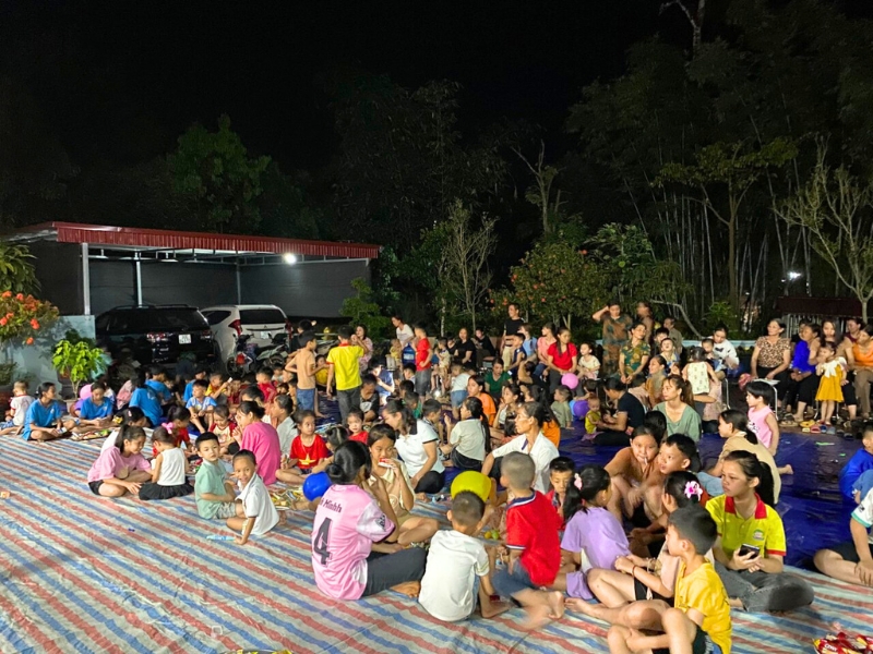 Les enfants joyeusement participent à la fête
