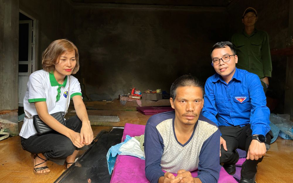 Monsieur Trieu Ton Ton est paralysé, nous lui avons offert un brancard pour faciliter ses déplacements