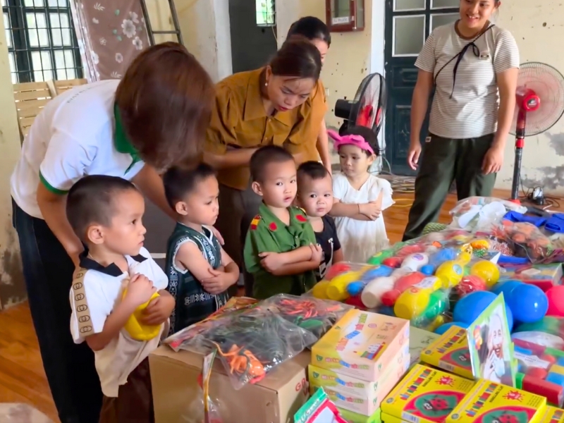 Nous offrons des jouets aux enfants