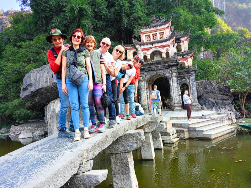 Nos voyageurs accompagnés avec soin et bienveillance tout au long de leur découverte du Vietnam Pourboire au Vietnam