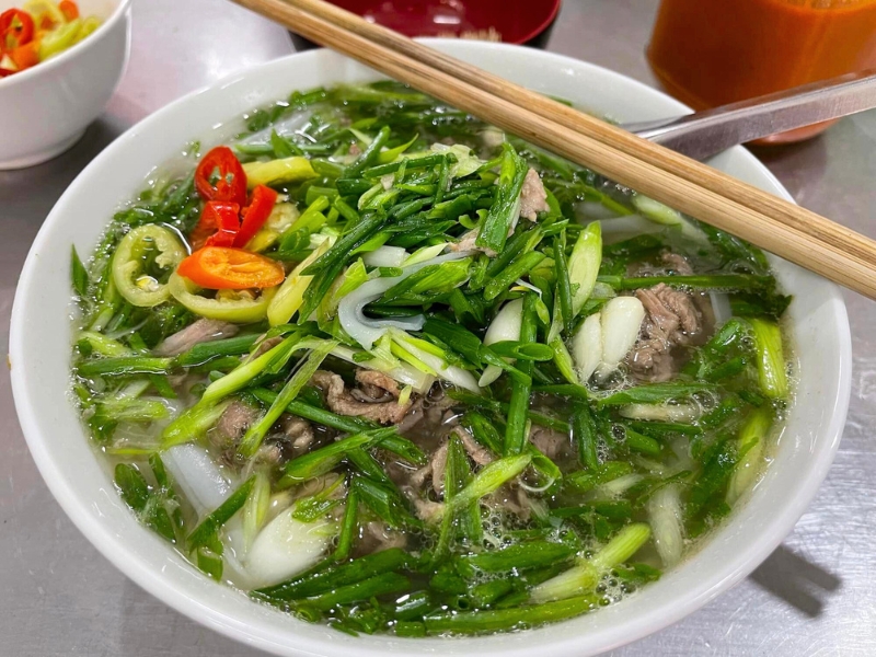 Le Phở Hanoï est une soupe vietnamienne réputée pour ses riches saveurs et ses multiples textures de bœuf soupes au Vietnam