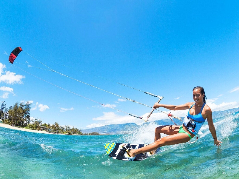 Sous un climat doux et ensoleillé, Mui Ne dévoile ses plages et ses dunes colorées, terrain de jeu parfait pour le kitesurf