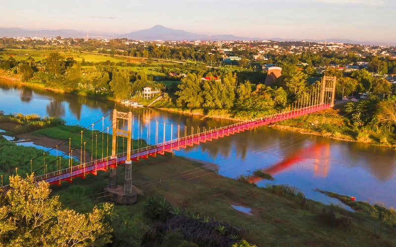 Les deux rives de la rivière Đăk Bla