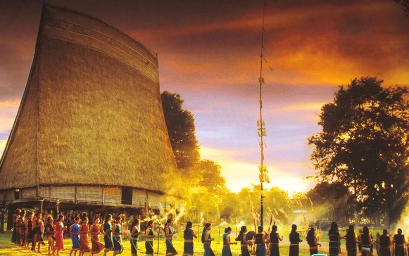 Maison communale sur pilotis de Kon Klor