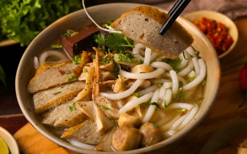 Soupe de nouilles épaisses au pâté de poisson Mui Ne