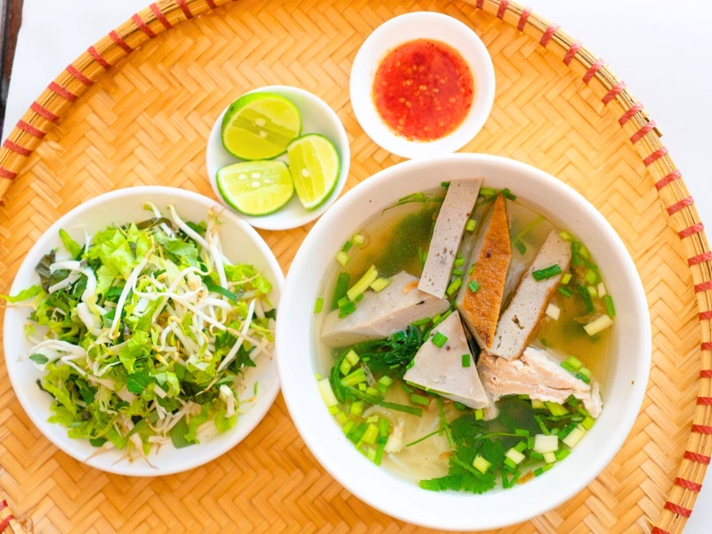 Bun cha ca (Soupe de vermicelles au pâté de poisson)