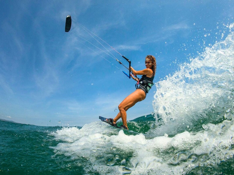 Janvier–août : la meilleure saison pour dompter la mer turquoise de Nha Trang en kitesurf