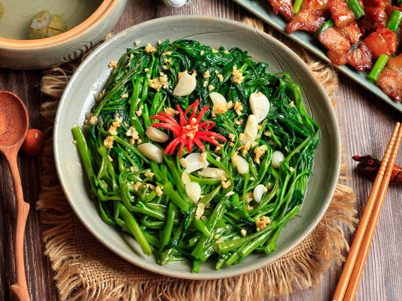 Liseron d’eau sauté à l’ail, un grand classique de la cuisine vietnamienne
