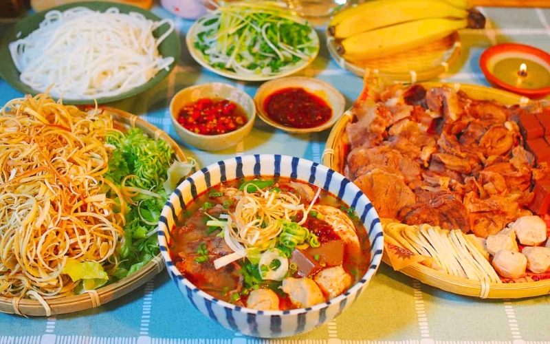 Bun Bo Hue – Soupe épicée du centre du Vietnam, servie avec des fleurs de bananier croquantes