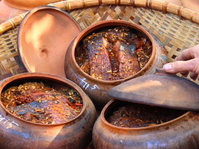 Poisson braisé à la manière de Vu Dai (Ca kho Vu Dai), spécialité du Nord au goût intense et caramélisé, mijoté longuement dans une marmite en terre