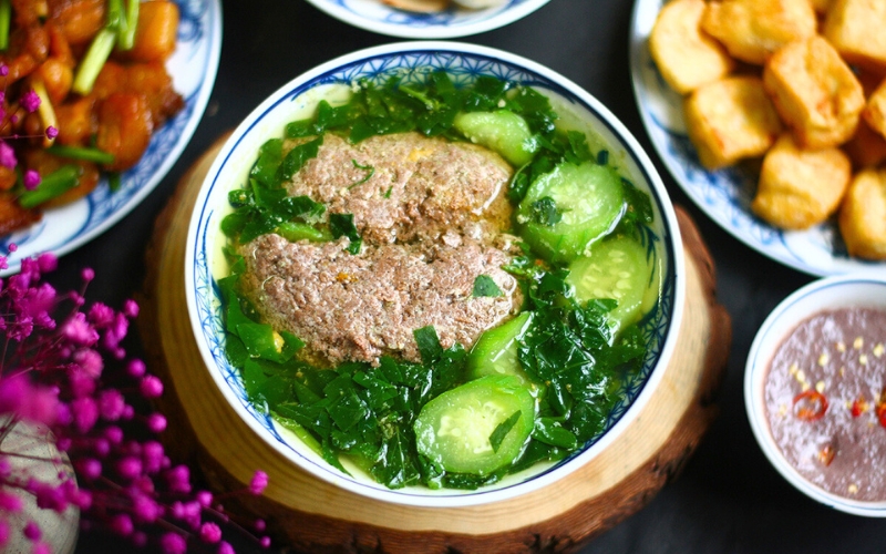 La courge éponge apporte une douceur unique à la soupe de crabe et d’épinards malabar