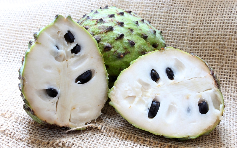 Mang cau xiem (Corossol), fruit tropical à la chair blanche, douce et légèrement acidulée, très apprécié au Vietnam pour sa fraîcheur
