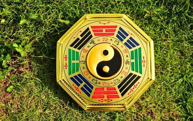 Le miroir octogonal taoïste est souvent suspendu au-dessus des portes des maisons vietnamiennes