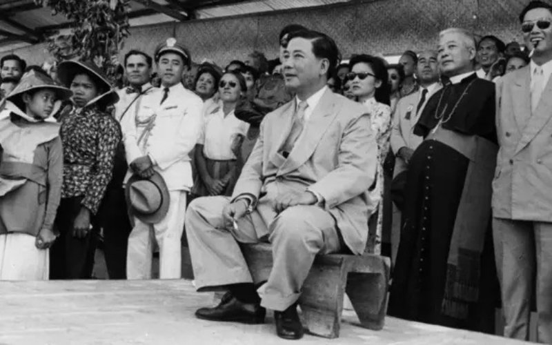 Ngô Đình Diệm (1901 – 1963) – Premier président du Sud-Vietnam, il instaura un régime autoritaire, répressif envers l’opposition et les bouddhistes, avant d’être renversé par un coup d’État