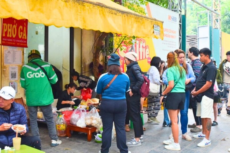 Les Vietnamiens font la queue tôt le matin pour acheter leur petit-déjeuner