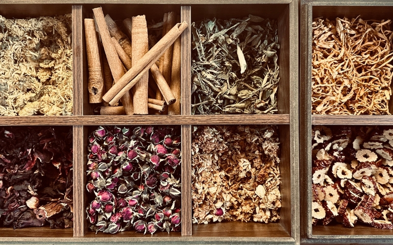 La confection d’unae tisane de qualité demande beaucoup d’ingrédients