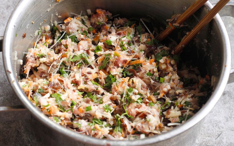 Mélanger le tout avec les deux mains jusqu’à obtenir une farce homogène