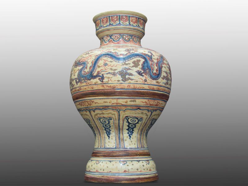 Vase en céramique à décor polychrome datant de la dynastie des Lê antérieurs (Lê sơ)