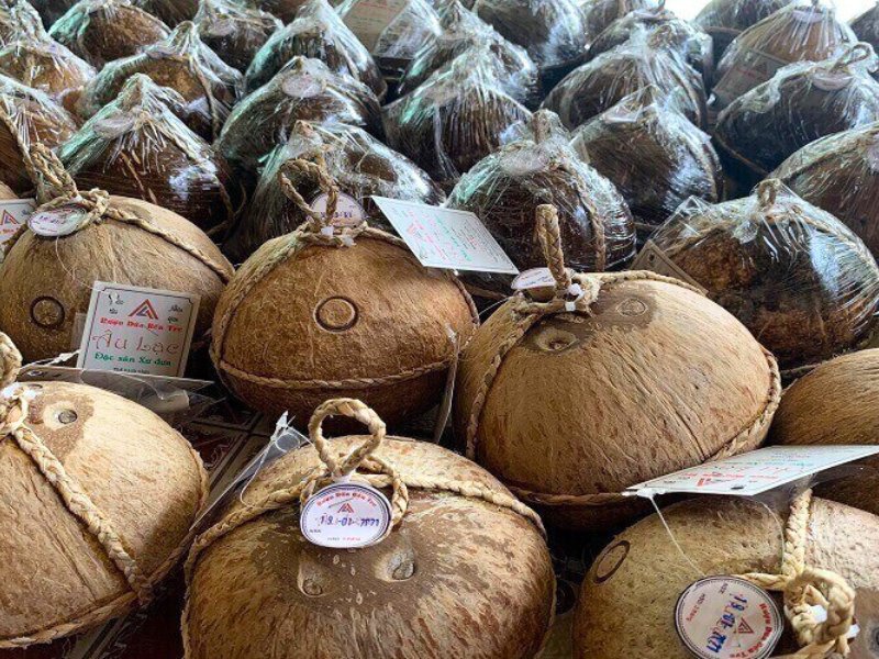 Ruou dua, l’alcool vietnamien servi dans une noix de coco, apprécié pour sa douceur et son parfum exotique