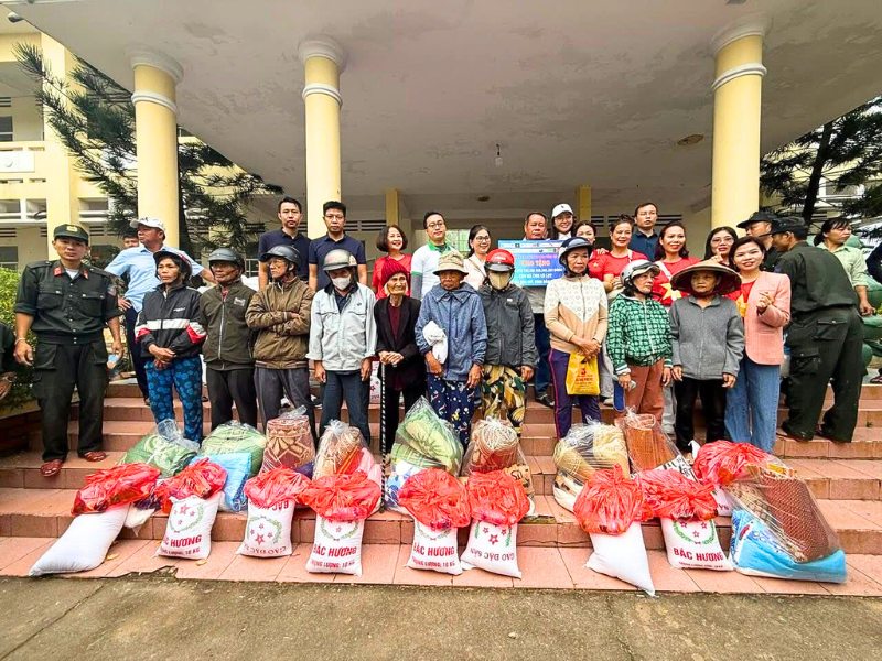 Horizon Vietnam Travel aux côtés des familles touchées par les intempéries à Phu Yên