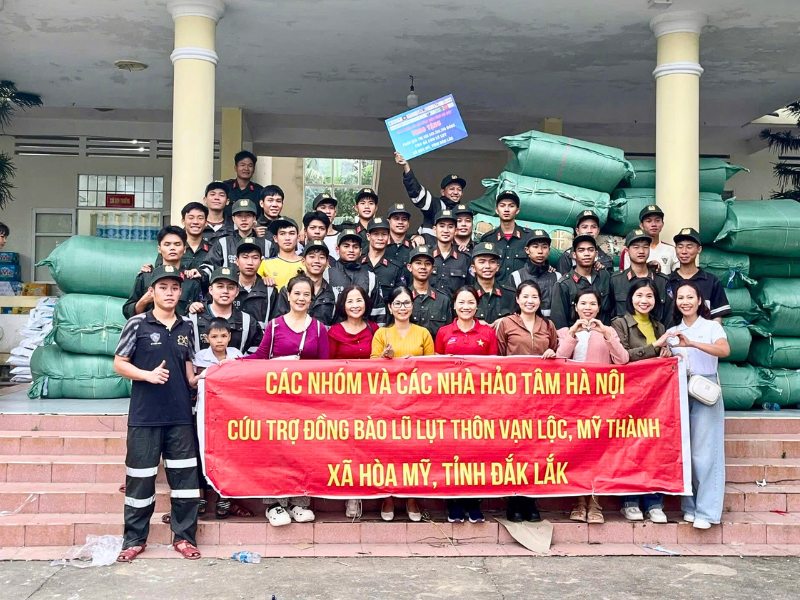 Notre équipe humanitaire, avec l’appui de la police locale, lors de la distribution à Dak Lak